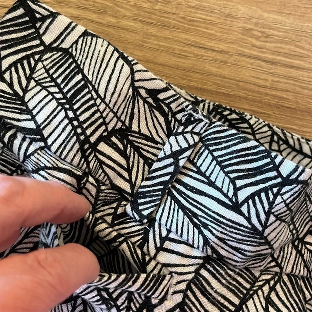 Loft 100% Linen Marisa Palm Leaf Print 4” Shorts Size 14 Black White - Picture 3 of 8